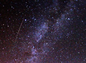 2009_Perseid_meteor_and_Milky_Way_-_CC-ATTRIB_Brocken_Inaglory